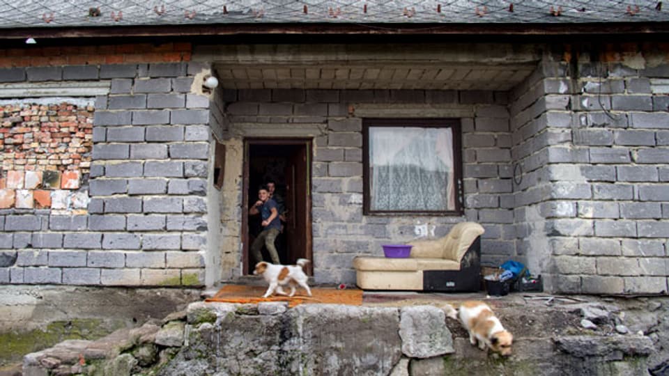 Eine typische Roma-Familie ohne festes Einkommen wohnt in einer Bauruine in Ungarn.