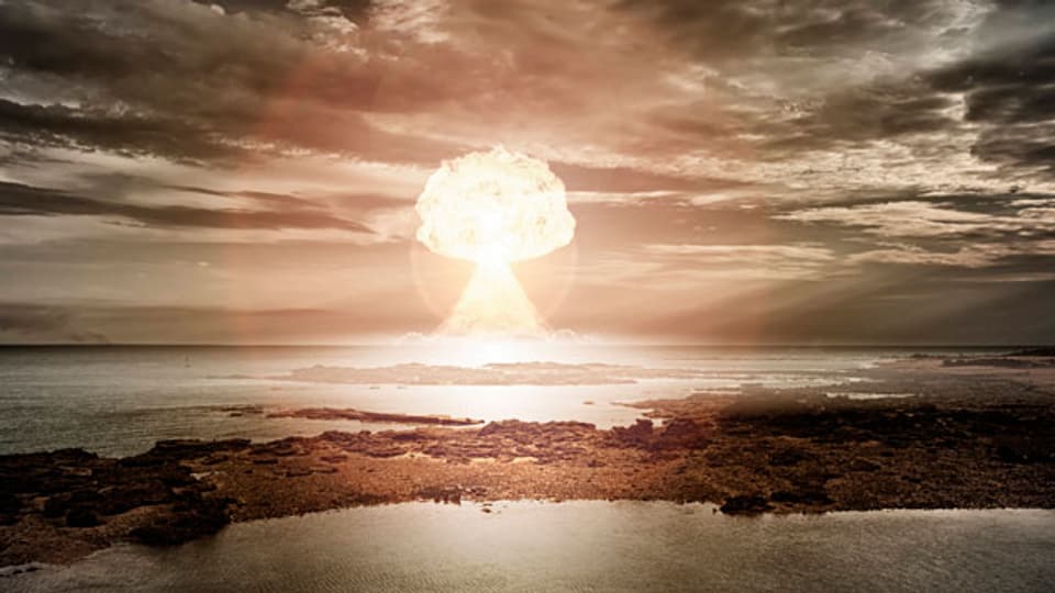 Atomare Explosion über dem Ozean.