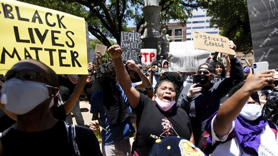 Menschen demonstrieren in Minneapolis (USA) gegen Rassismus und Polizeigewalt.