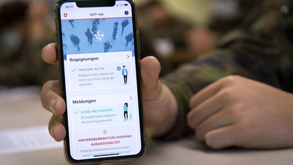 Die Tracing-App auf einem Handy eines Soldaten.