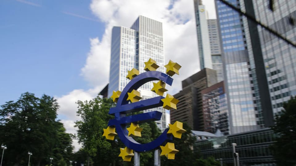Euro-Skulptur vor der Europäischen Zentralbank in Frankfurt, Deutschland.