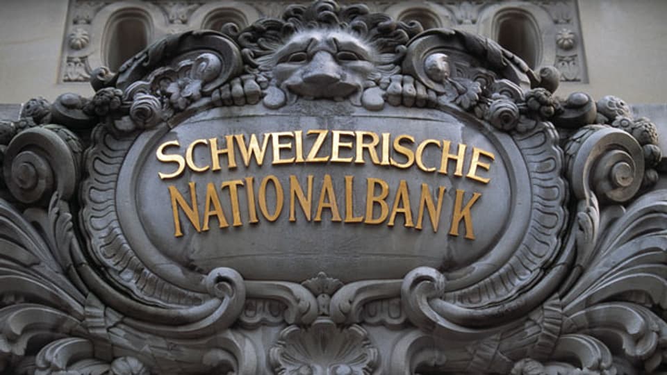 Am Eingang zur Schweizerischen Nationalbank.