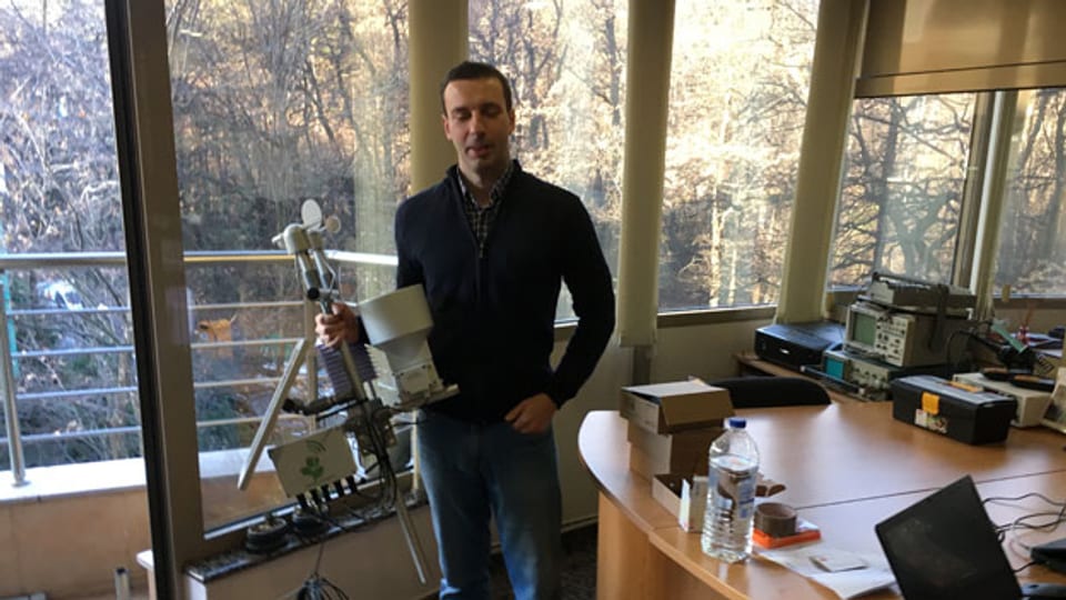 Software-Ingenieur Borislaw Petrov im Büro mit seinem Agrar-Roboter.