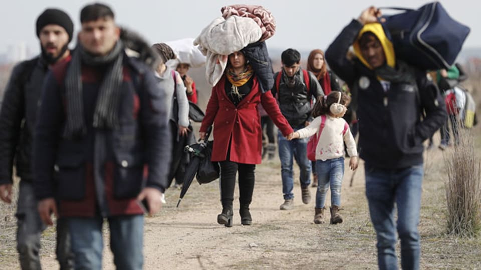 Migranten auf der Flucht in Richtung der türkisch-griechische Grenze.