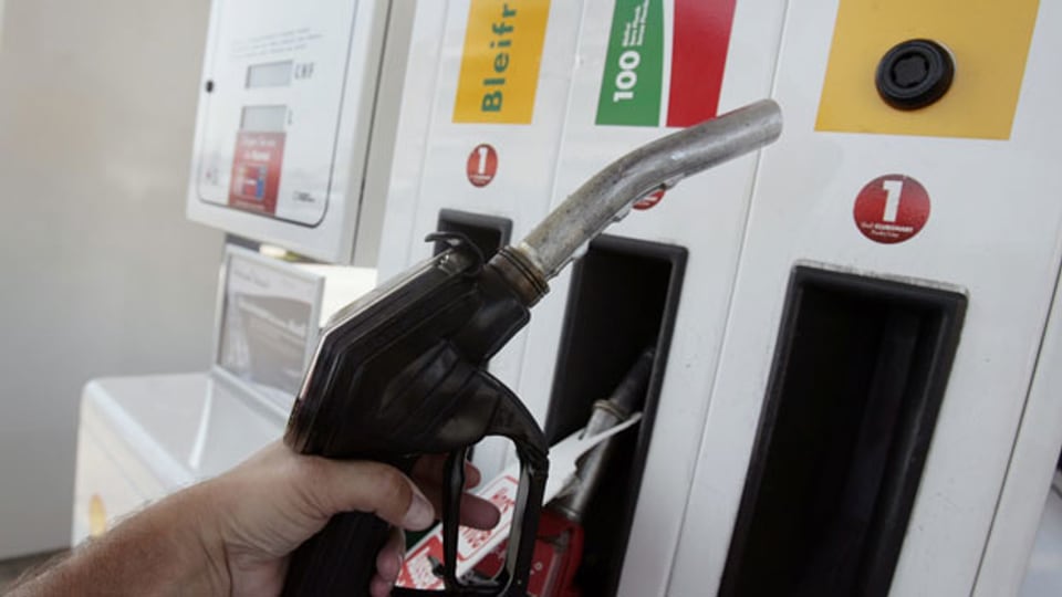 Nationalrat beschliesst höheren Benzinpreis.