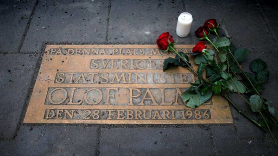 Rosen auf der Gedenktafel in Stockholm, wo der schwedische Ministerpräsident Olof Palme vor 34 Jahren ermordet wurde.