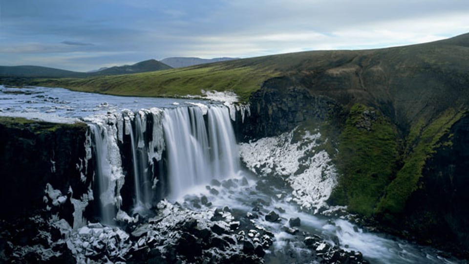 Das friedlichste aller Länder ist Island. Bild: Unbekannter Wasserfall in Island.