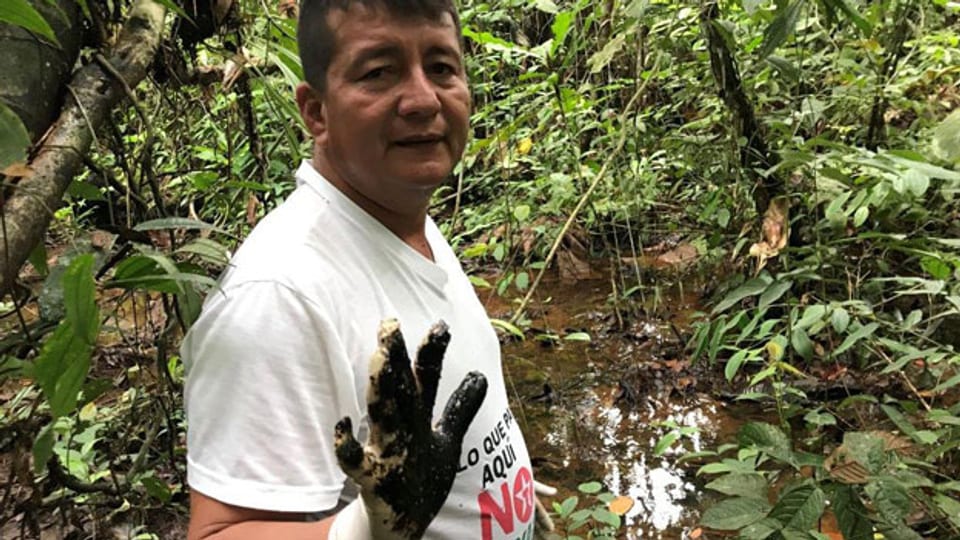 Umweltaktivist Donald Moncayo entdeckte im Amazonas von Ecuador schon unzählige mit Öl verseuchte Erdlöcher und wilde Deponien.
