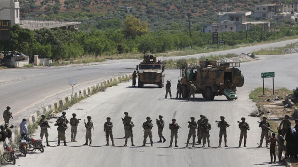 Türkische Armeesoldaten bewachen die Autobahn M4 in Idlib, Syrien.