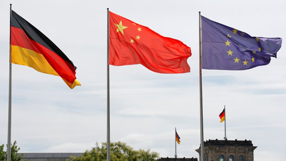 Die Flaggen Deutschlands, Chinas und der EU flattern während eines Besuchs des chinesischen Premierministers Li Keqiang am 9. Juli 2018 im Kanzleramt in Berlin.