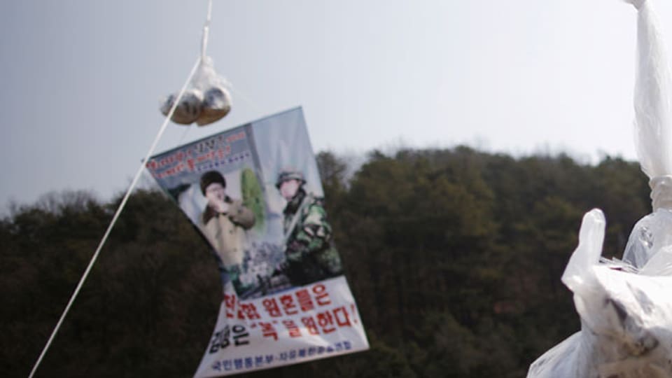 Ballon mit Flugblättern, die den nordkoreanischen Führer Kim Jong Un anprangern.