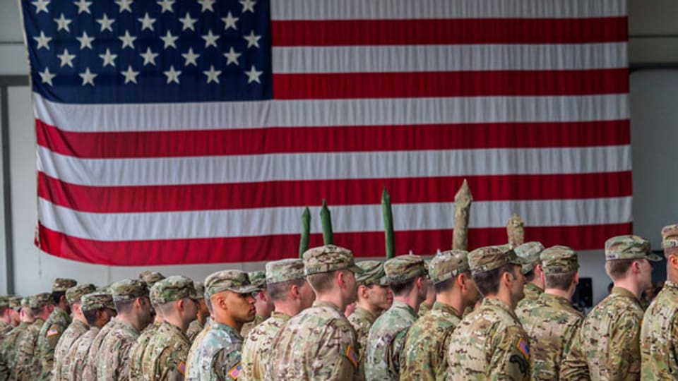 Bayern, Illesheim: US-Soldaten während einer militärischen Zeremonie in den Storck-Barracks vor einer Flagge der Vereinigten Staaten von Amerika.