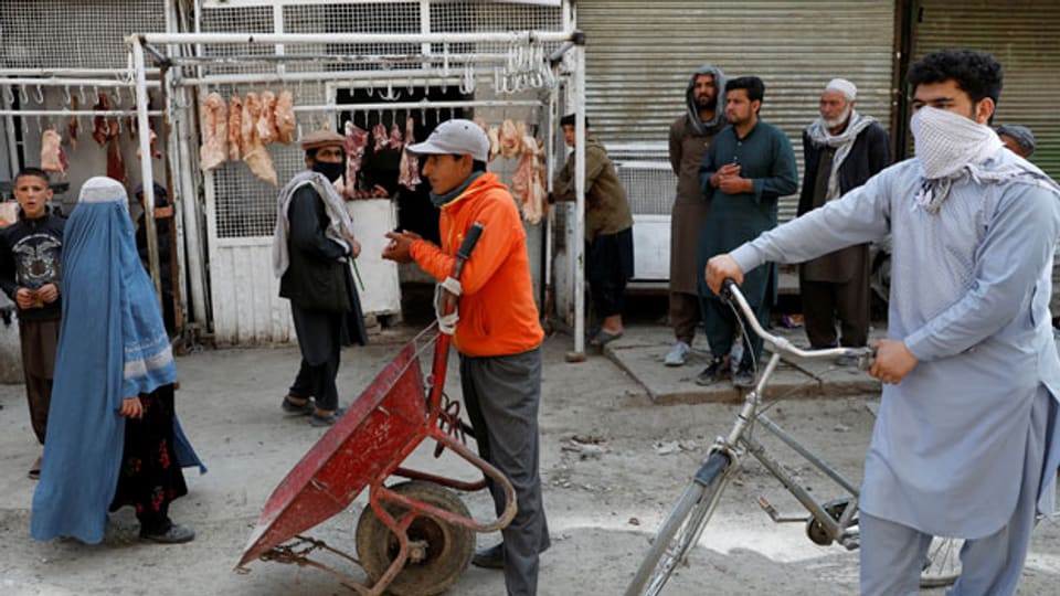 Afghanen auf einem geschlossenen Markt während der Corona-Krise in Kabul.