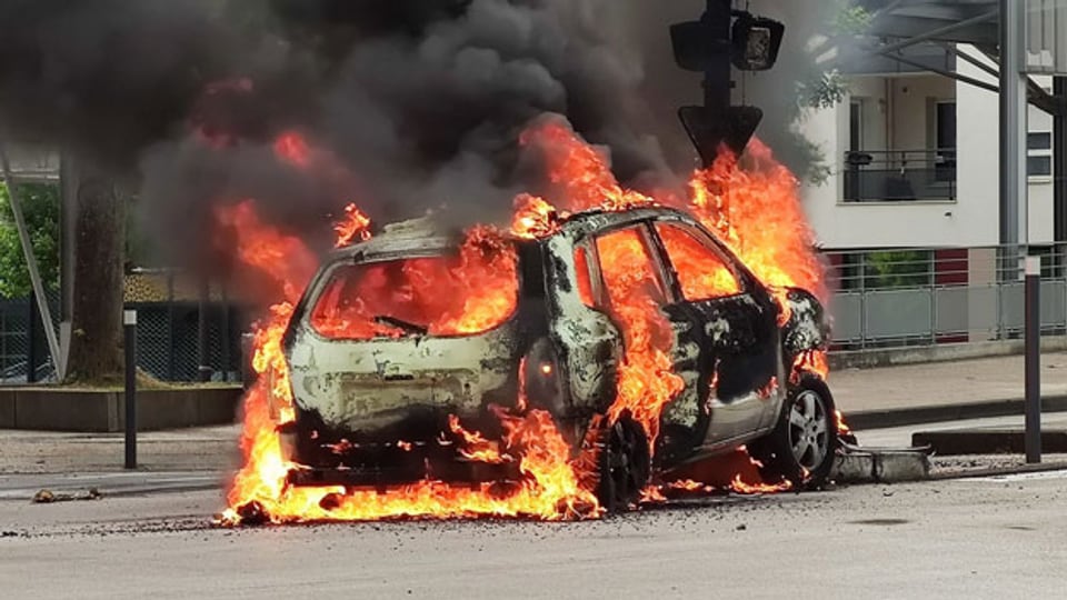 Brennendes Auto beim Bandenkrieg bei Dijon (F).
