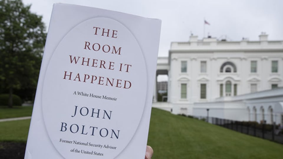 Das Buch von John Bolton wird vor dem Weissen Haus präsentiert.