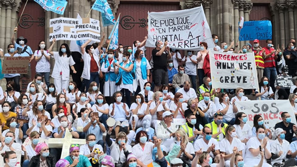 Das Pflegepersonal eines Krankenhauses in Mülhausen (F) protestiert.