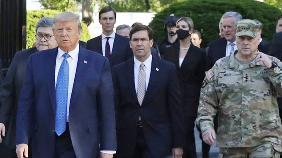 Von links: Hinter Trump gehen Generalstaatsanwalt William Barr, Verteidigungsminister Mark Esper und General Mark Milley, Vorsitzender der Generalstabschefs.