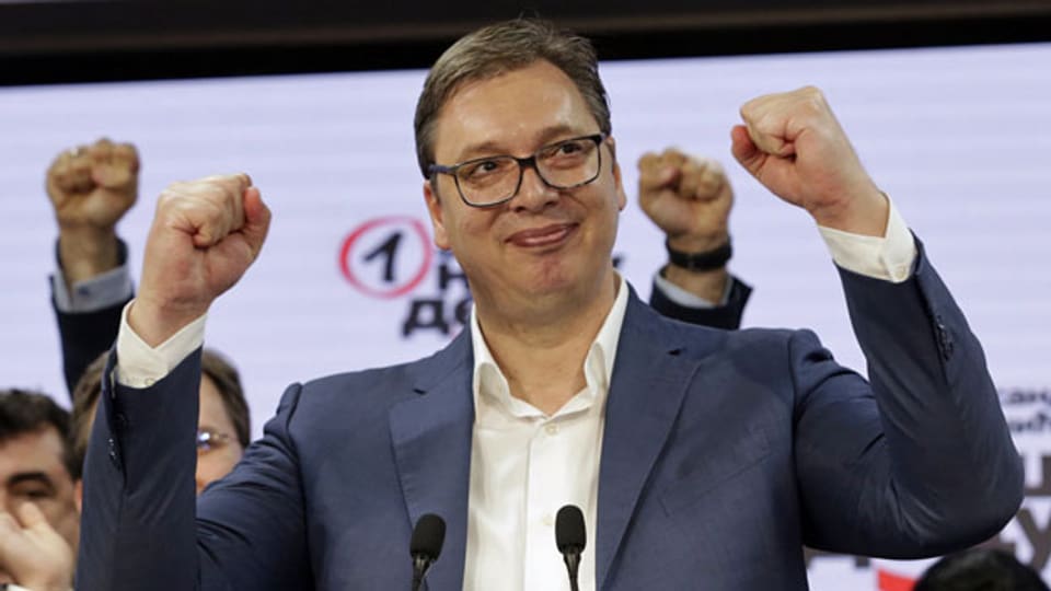 Der serbische Präsident und Vorsitzende der Serbischen Fortschrittspartei (SNS) Aleksandar Vucic verkündet seinen Wahlsieg.