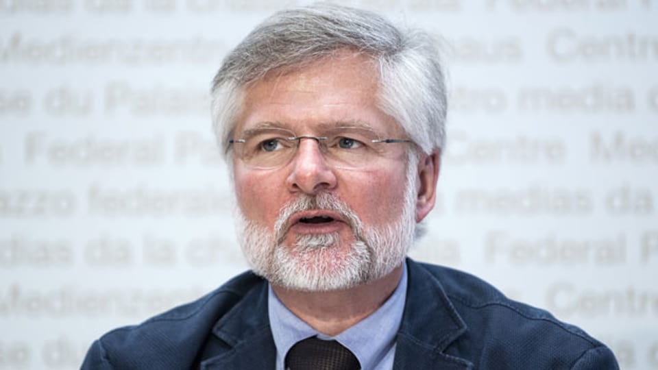Rudolf Hauri, Kantonsarzt Zug, spricht während einer Medienkonferenz zur Situation des Coronavirus, am Freitag, 1. Mai 2020, in Bern.