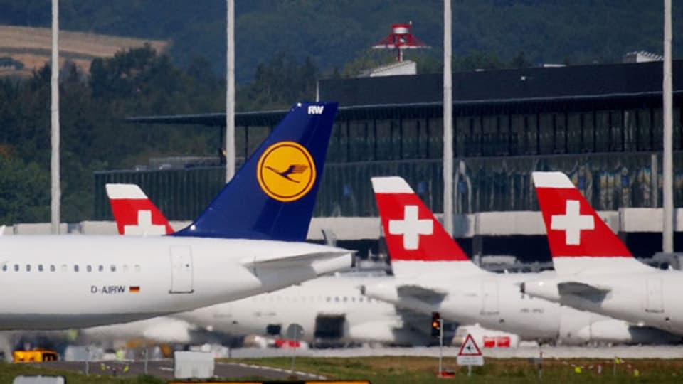Flugzeuge von Swiss und der Lufthansa.