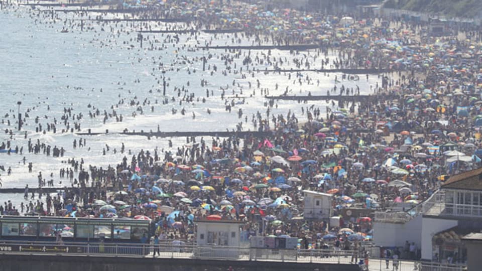 Menschen am Strand in Bournemouth, England, am heissesten Tag des Jahres, nach der Lockerung der Restriktionen aufgrund des Coronavirus.