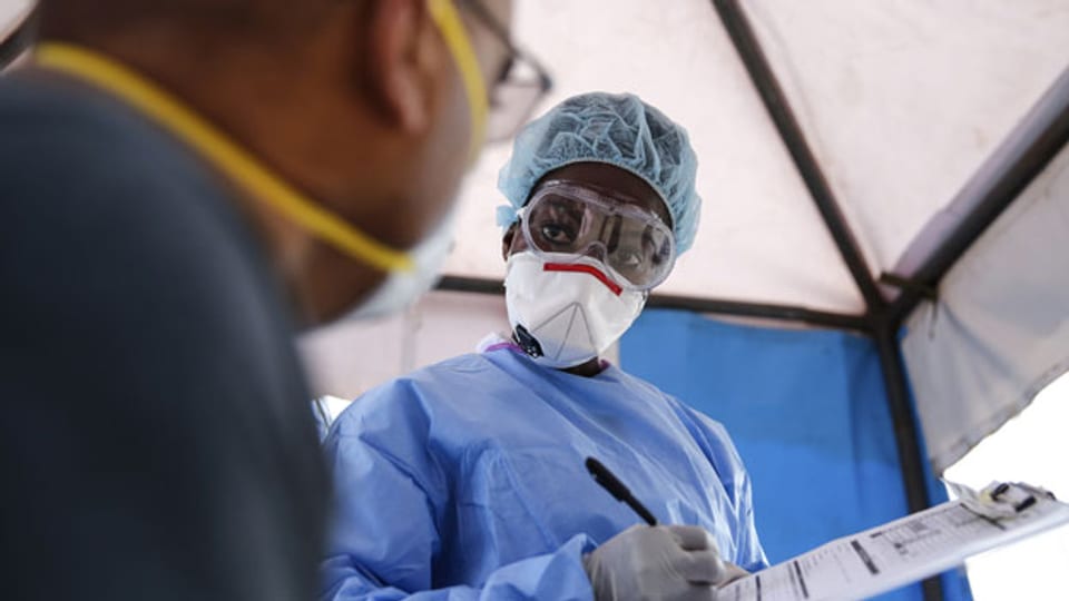 Eine Laborantin testet eine Patientin auf das neue Coronavirus in Nairobi, Kenia.