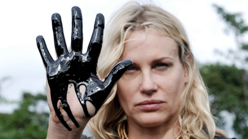 Schauspielerin Daryl Hanna protestiert 2007 in Ecuador gegen Ölverschmutzung.