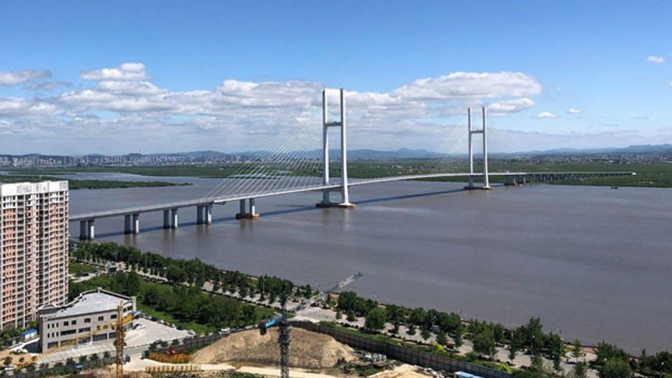 Symbol einer schwierigen Beziehung: Chinas Autobahnbrücke über den Yalu endet in Nordkorea auf einem offenen Feld.