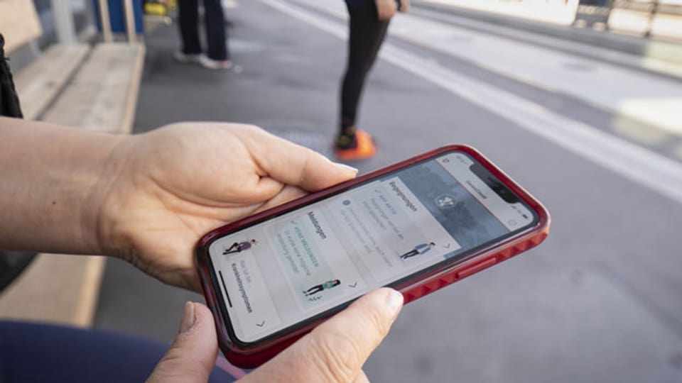 Eine Frau nutzt die SwissCovid Contact Tracing App auf ihrem Smartphone am 25. Juni 2020 in Zürich.