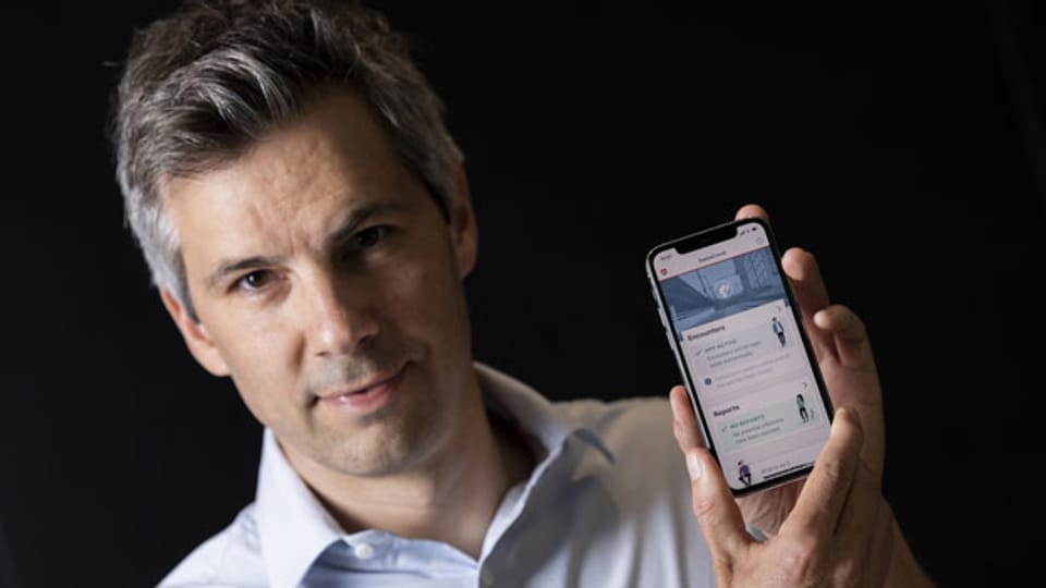 Marcel Salathé, Professor für Epidemiologie an der EPFL, posiert mit der SwissCovid-Anwendung auf seinem Smartphone.