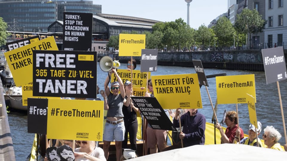 Protestaktion von Amnesty International für Freilassung von Taner Kilic, Ehrenvorsitzender der türkischen Amnesty-Sektion.