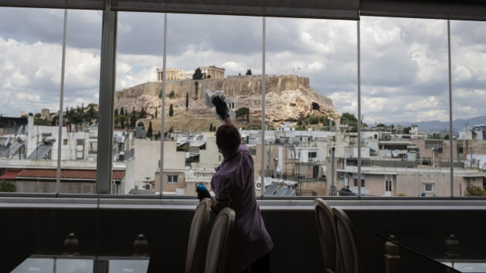 Restaurant mit Blick auf die Akropolis in Athen.