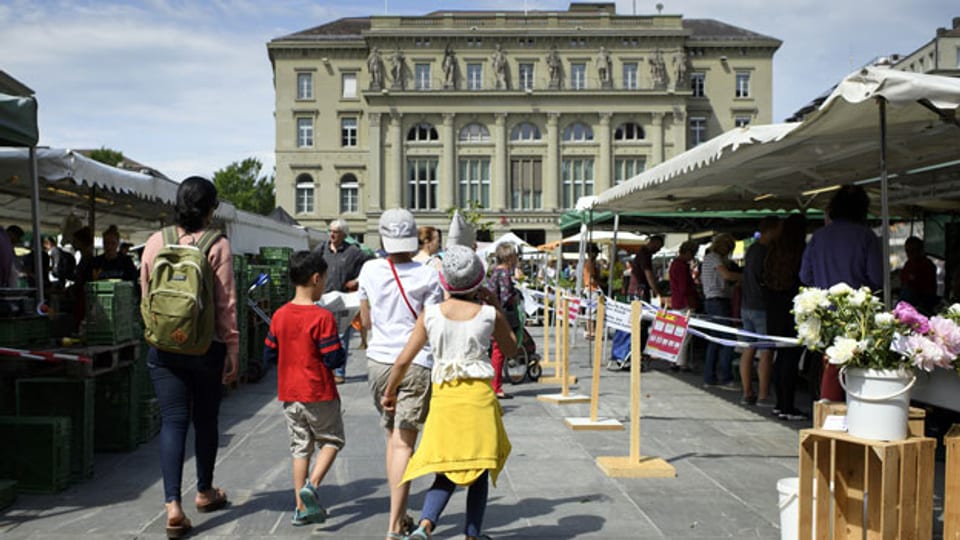 Symbolbild: Kunden besuchen den wöchentlichen Lebensmittel- und Blumenmarkt auf dem Bundesplatz in Bern.