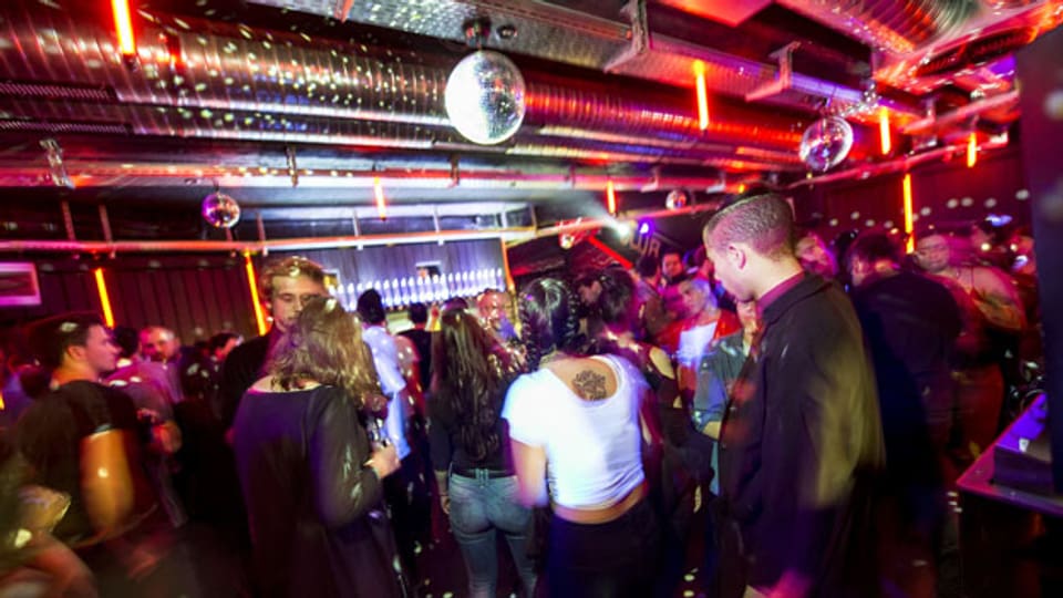 In Bars, Clubs und Discos besteht eine erhöhte Gefahr, dass sich das Corona-Virus verbreiten kann.
