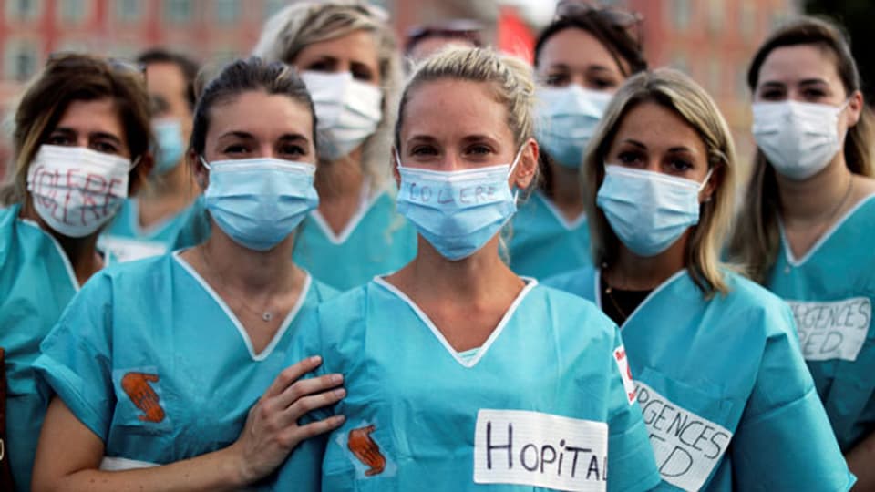 Französisches Gesundheitspersonal nimmt an einer Demonstration in Nizza teil.