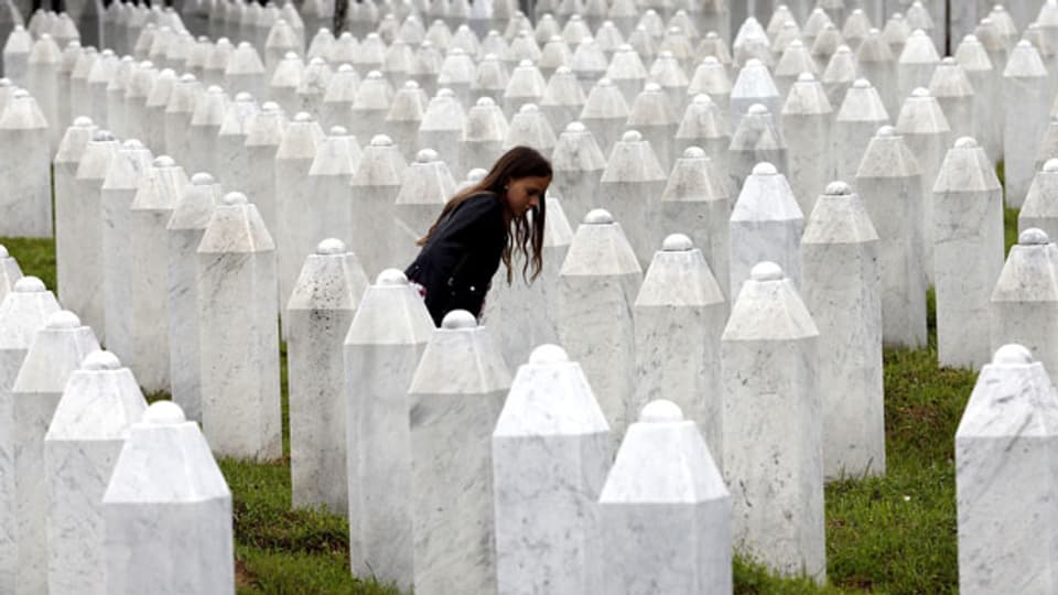 Ein junges Mädchen spaziert zwischen Steindenkmälern im Gedenkzentrum Potocari in Srebrenica, Bosnien und Herzegowina am 7. Juli 2020.