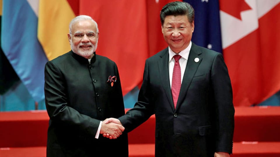 Händeschütteln zwischen Indiens Premierminister Modi (links) und Chinas Präsident Xi.