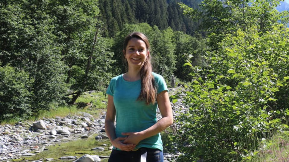 Julia Brändle, Gewässerschutz-Expertin, beim WWF Schweiz, steht vor dem Chärstelenbach im Maderanertal, Uri.