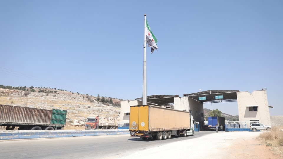 Lastwagen mit Hilfsgütern an der Grenze Türkei-Syrien