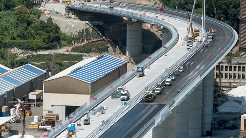 Blick auf die Baustelle der neuen Autobahnbrücke in Genua.