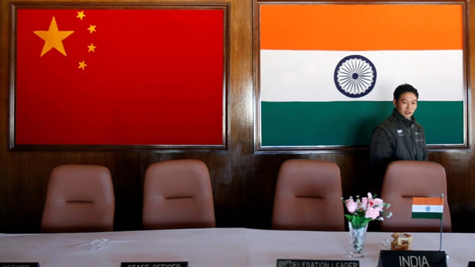 Indiens und Chinas Flagge.