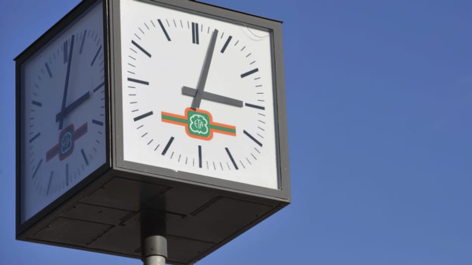 Eine Uhr vor dem Hauptsitz einer der ETA-Uhrenkomponentenfabriken der Swatch Group in Fontainemelon NE.