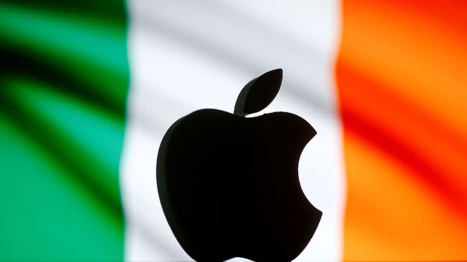 Das Apple-Logo vor einer irischen Flagge.