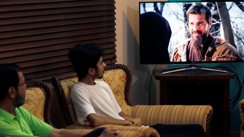 Familienmitglieder schauen die türkische Fernsehserie «Dirilis: Ertugrul».