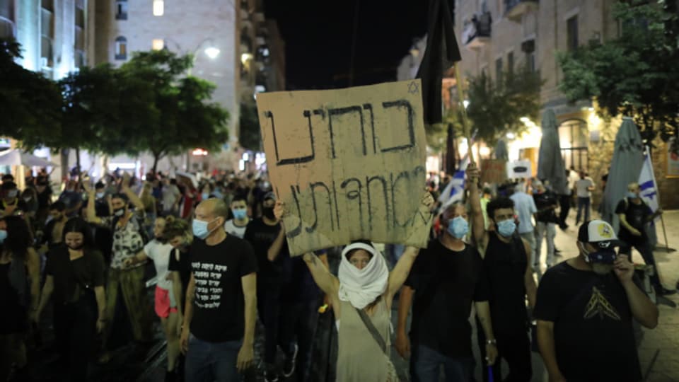 Menschen in Israel gehen gegen Regierung auf die Strasse