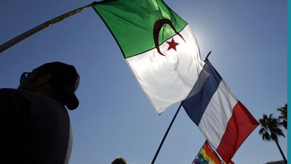 Die französische und die algerische Flagge. Symbolbild.