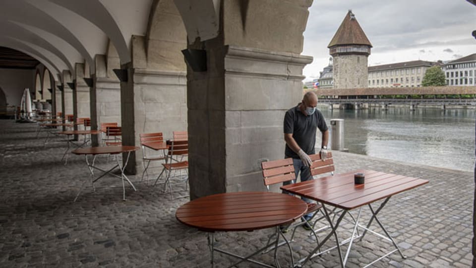 Das leere Restaurant Rathaus Brauerei an der Reuss in Luzern während der Corona-Pandemie im Mai 2020.