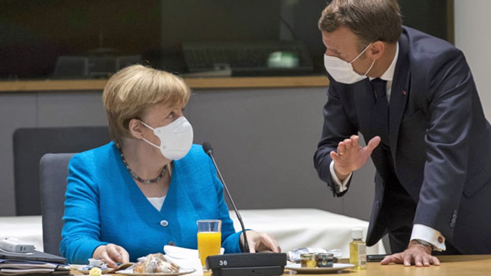 Die deutsche Bundeskanzlerin Angela Merkel (li.) und der französische Präsident Emmanuel Macron am zweiten Tage des EU-Gipfels in Brüssel.