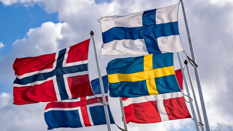 Die norwegische, isländische, finnische, schwedische und die dänische Flagge.