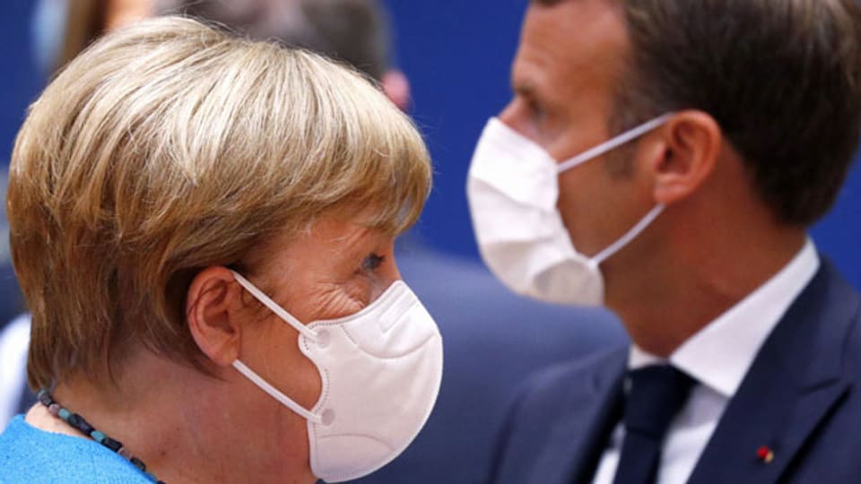 Die deutsche Bundeskanzlerin Angela Merkel (li.) und der französische Präsident Emmanuel Macron am EU-Sondergipfel in Brüssel.